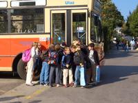 バスを待つ子供たち（ロヴラン）